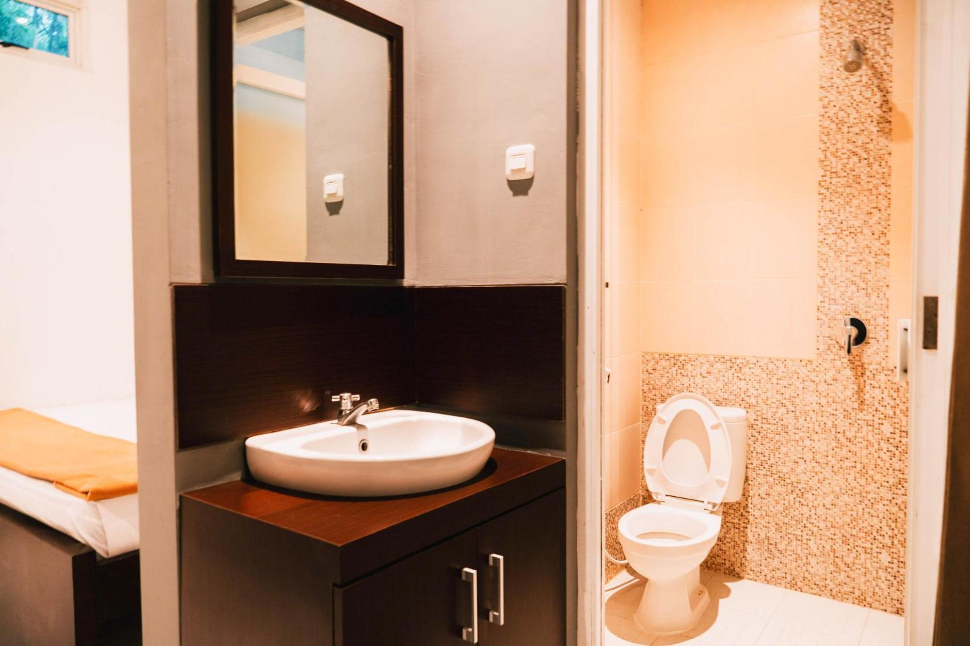 בניוואנגי New Surya Hotel מראה חיצוני תמונה