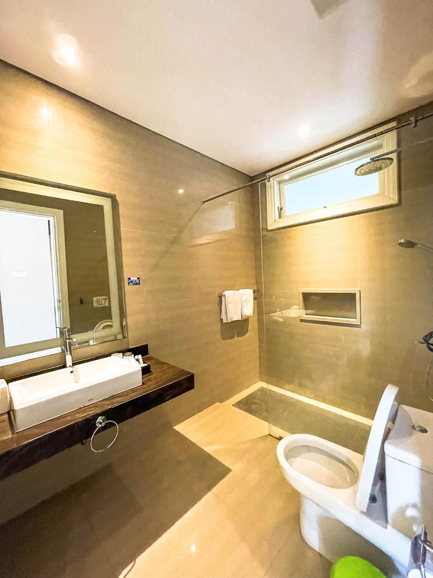 בניוואנגי New Surya Hotel מראה חיצוני תמונה