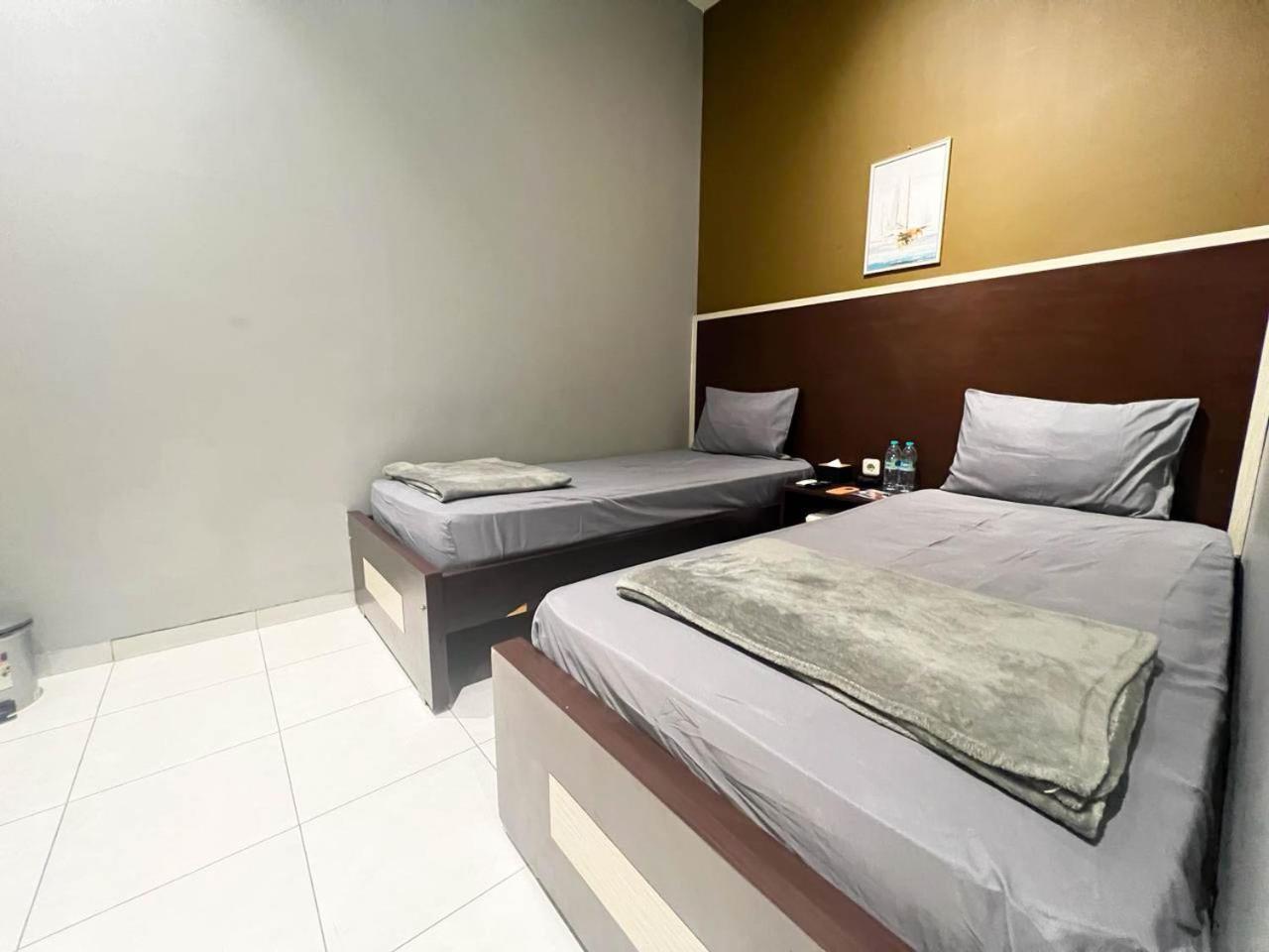 בניוואנגי New Surya Hotel מראה חיצוני תמונה